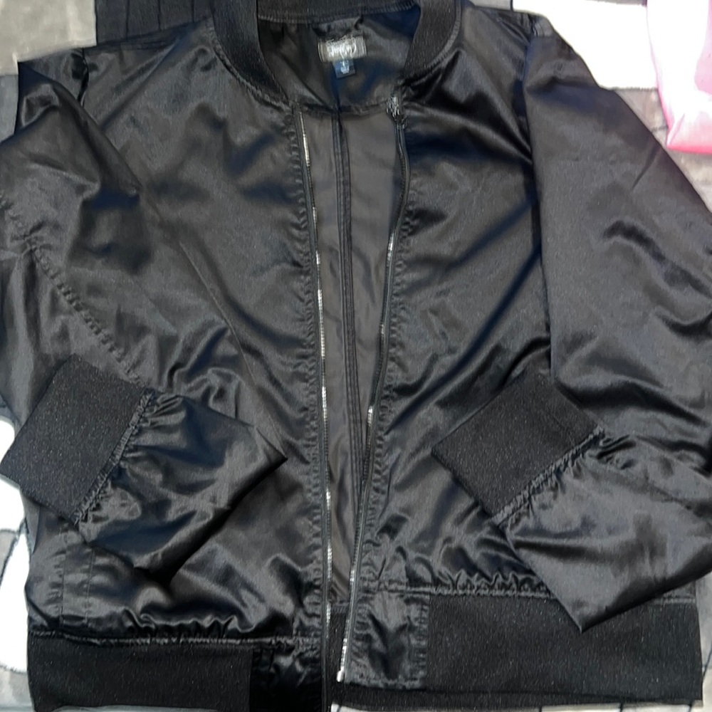 Black bomber jacket. L City Streets.